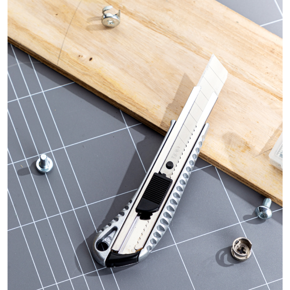 Нож для бумаги Deli 